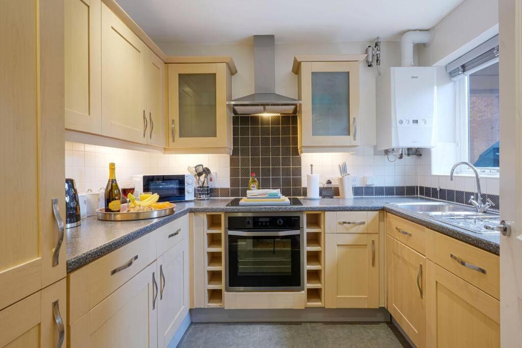 Forthill House - Close To City Centre - Free Parking, Super-Fast Wifi And Smart Tv With Netflix By Yoko Property Villa Milton Keynes Eksteriør billede